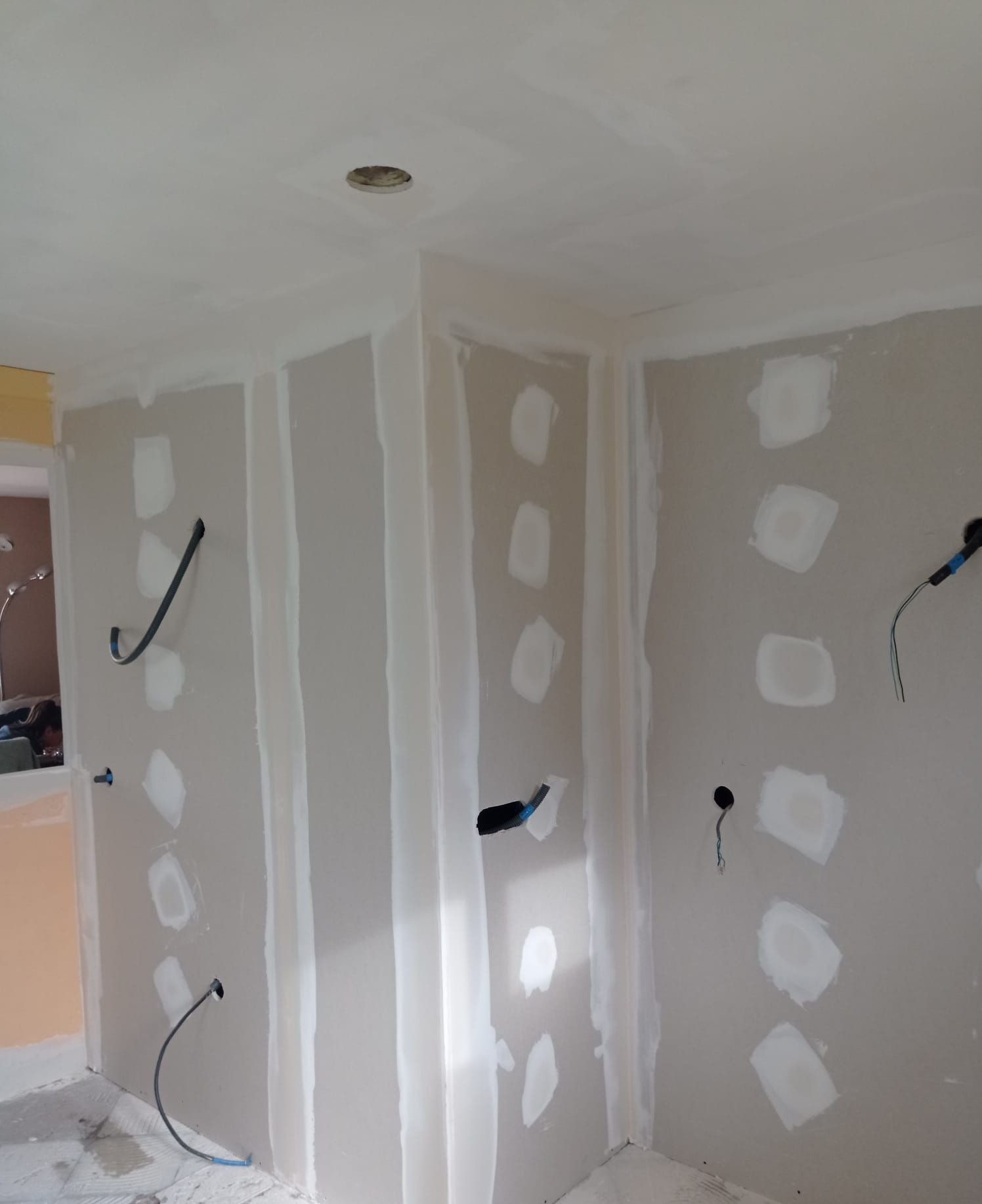 Pièce intérieure avec cloisons sèches, joints étanches et câblage électrique.