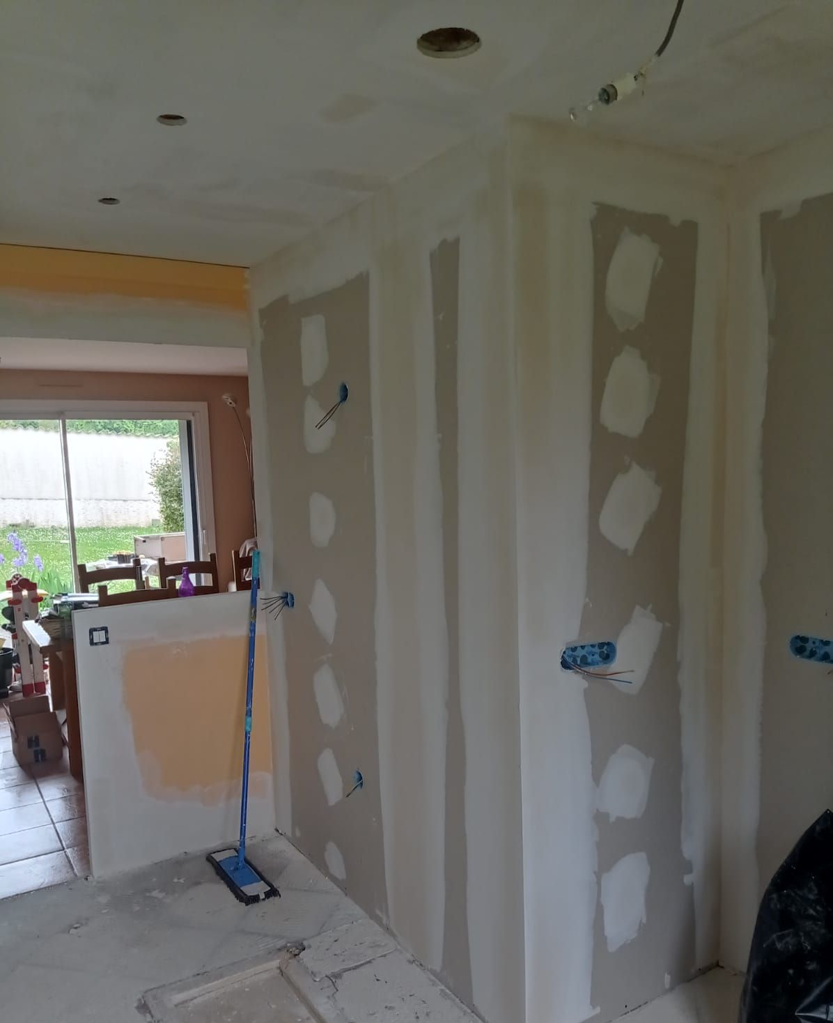 Travaux intérieurs avec pose de cloisons sèches. Murs nus et boîtes électriques.