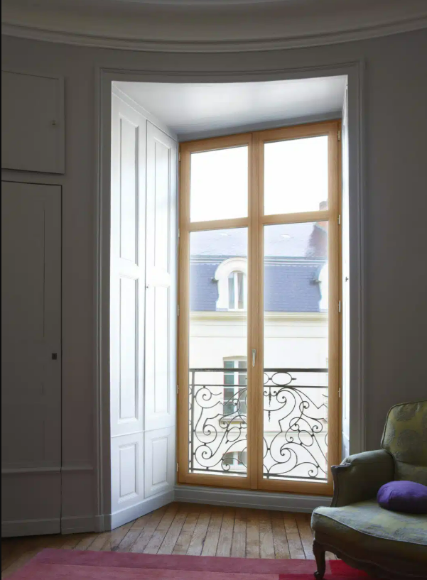 Fenêtre en bois dans un intérieur haussmannien