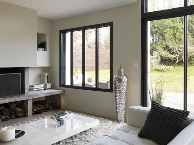 Photo d'une vitre style verrière noire