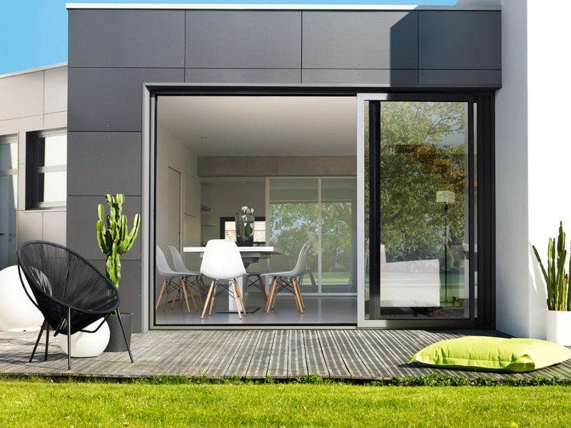 Photo d'une grande baie coulissante grise donnant sur une terrasse en bois