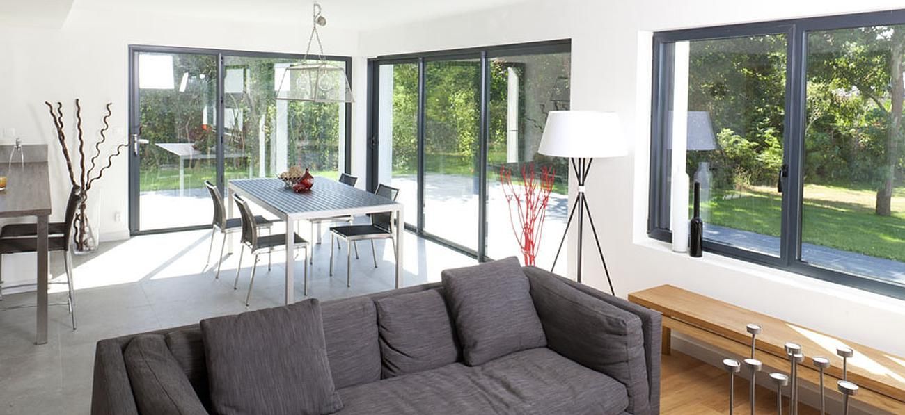 Photo d'un salon avec de grandes baies coulissantes