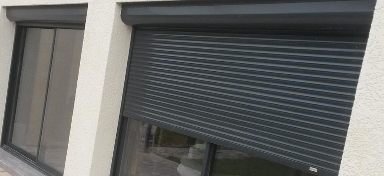 Photo d'un volet roulant gris en aluminium