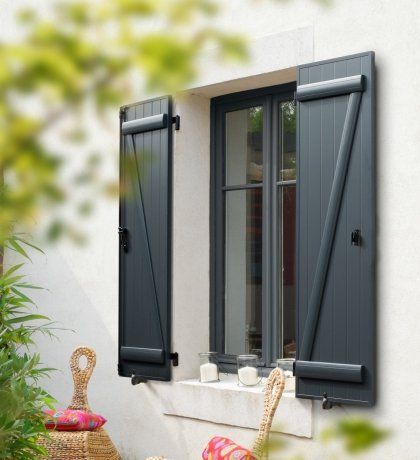 Photo de volets battants gris en aluminium reprenant un style classique