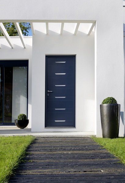 Photo d'une porte d'entrée grise en aluminium