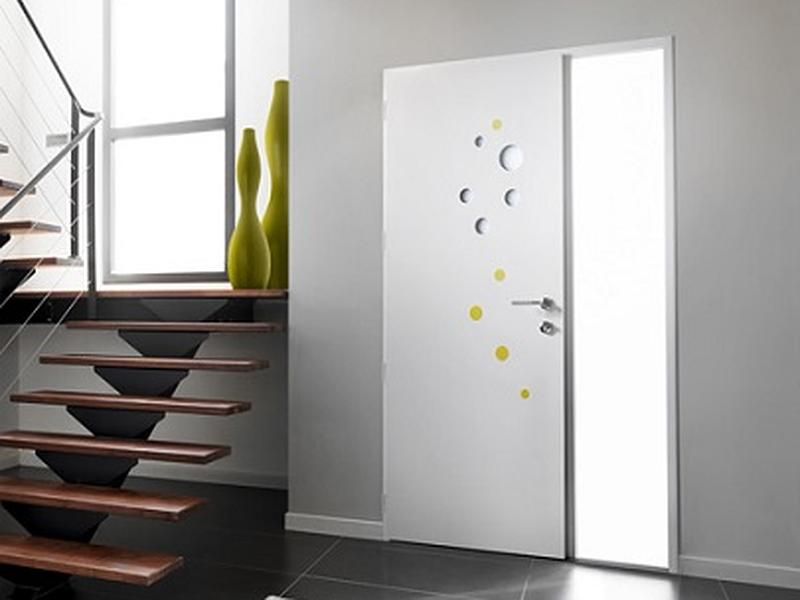 Photo d'une porte d'entrée blanche avec des motifs en reliefs