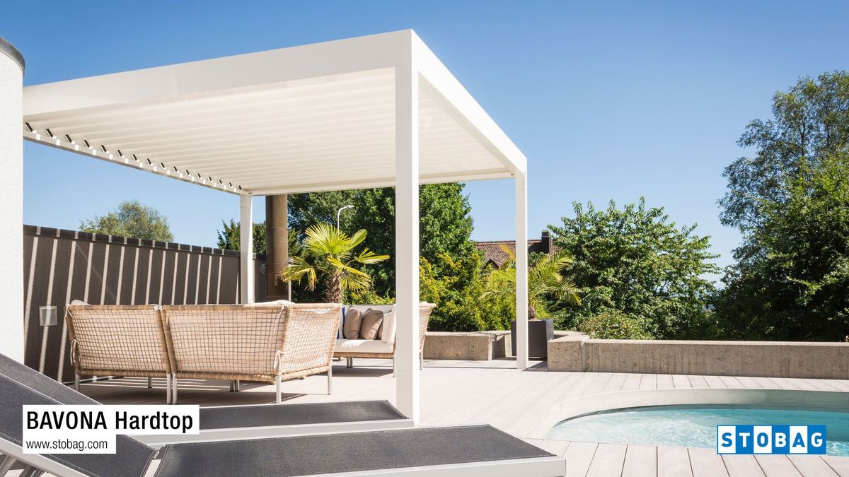 Une pergola blanche avec une piscine en arrière-plan, demandez dès aujourd'hui un devis chez FM Stores à Colombier