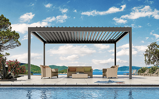 Une pergola est assise à côté d'une piscine. Un service qui peut vous être fourni par FM-Stores à Colombier