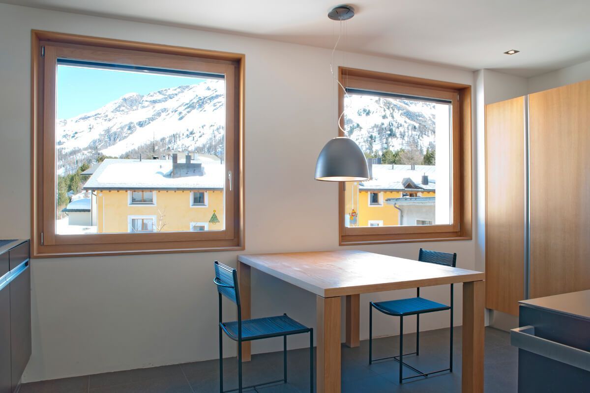 Büro mit Fensterrahmen aus Holz – Bruno Clalüna