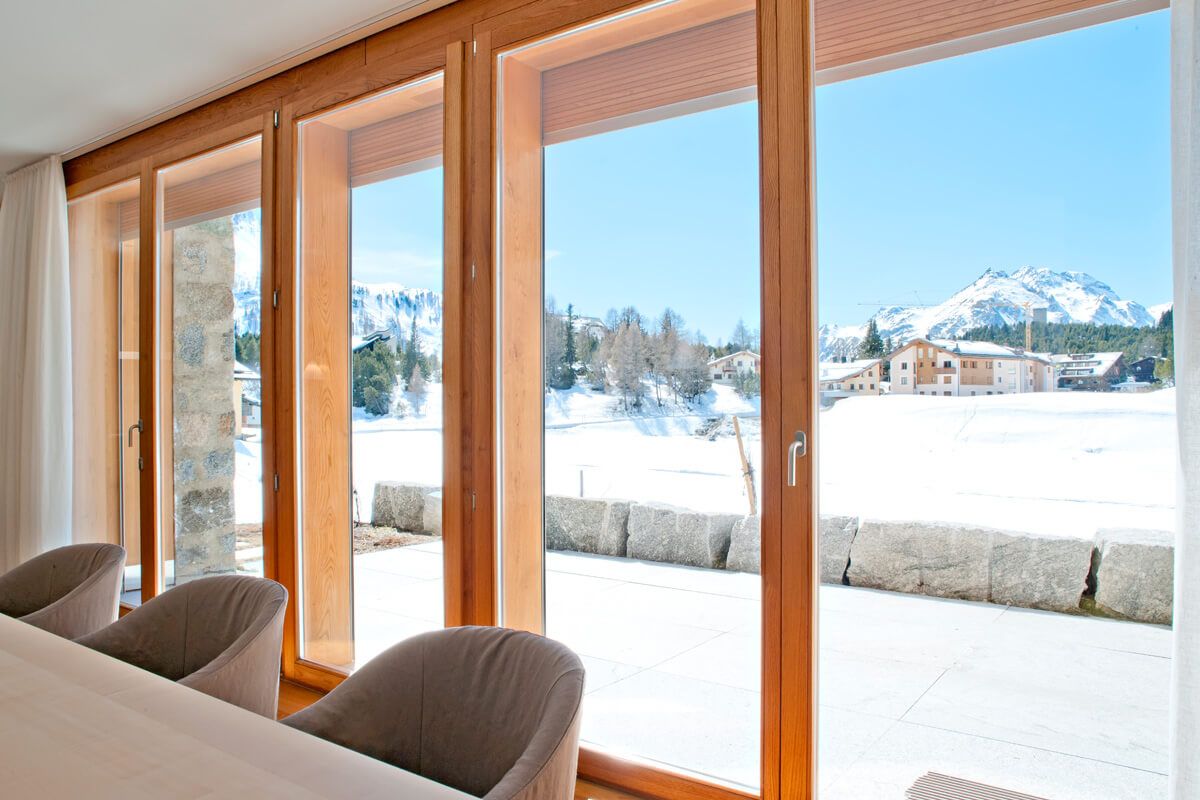 Büro mit Holzfenstern – Bruno Clalüna