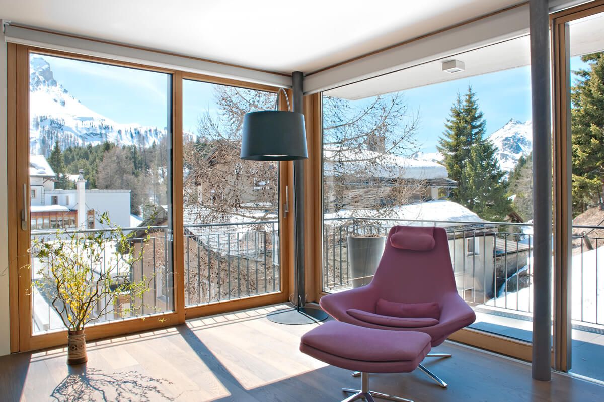 Balkon mit Tür- und Fensterrahmen aus Holz – Bruno Clalüna