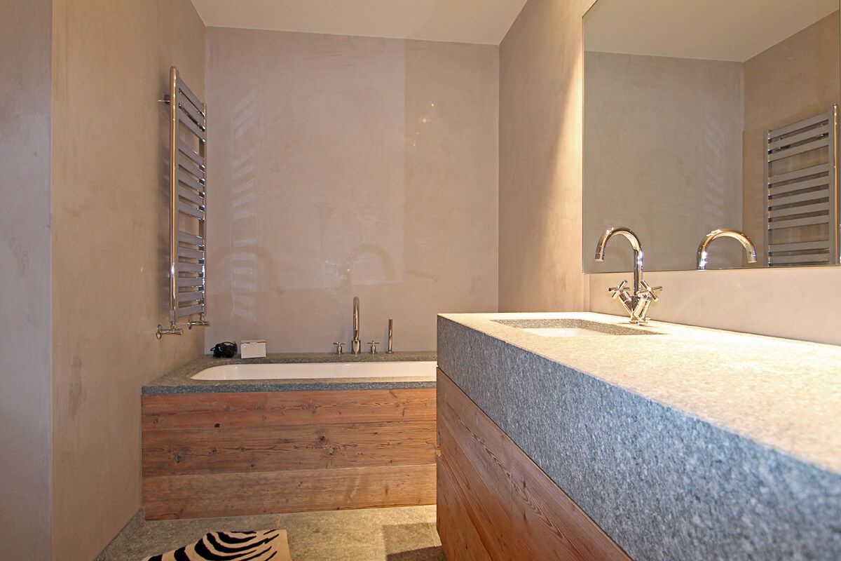 bagno con arredi in legno - Bruno Clalüna