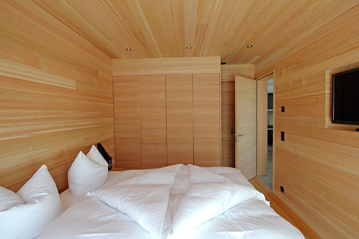 camera da letto con pareti di legno - Bruno Clalüna