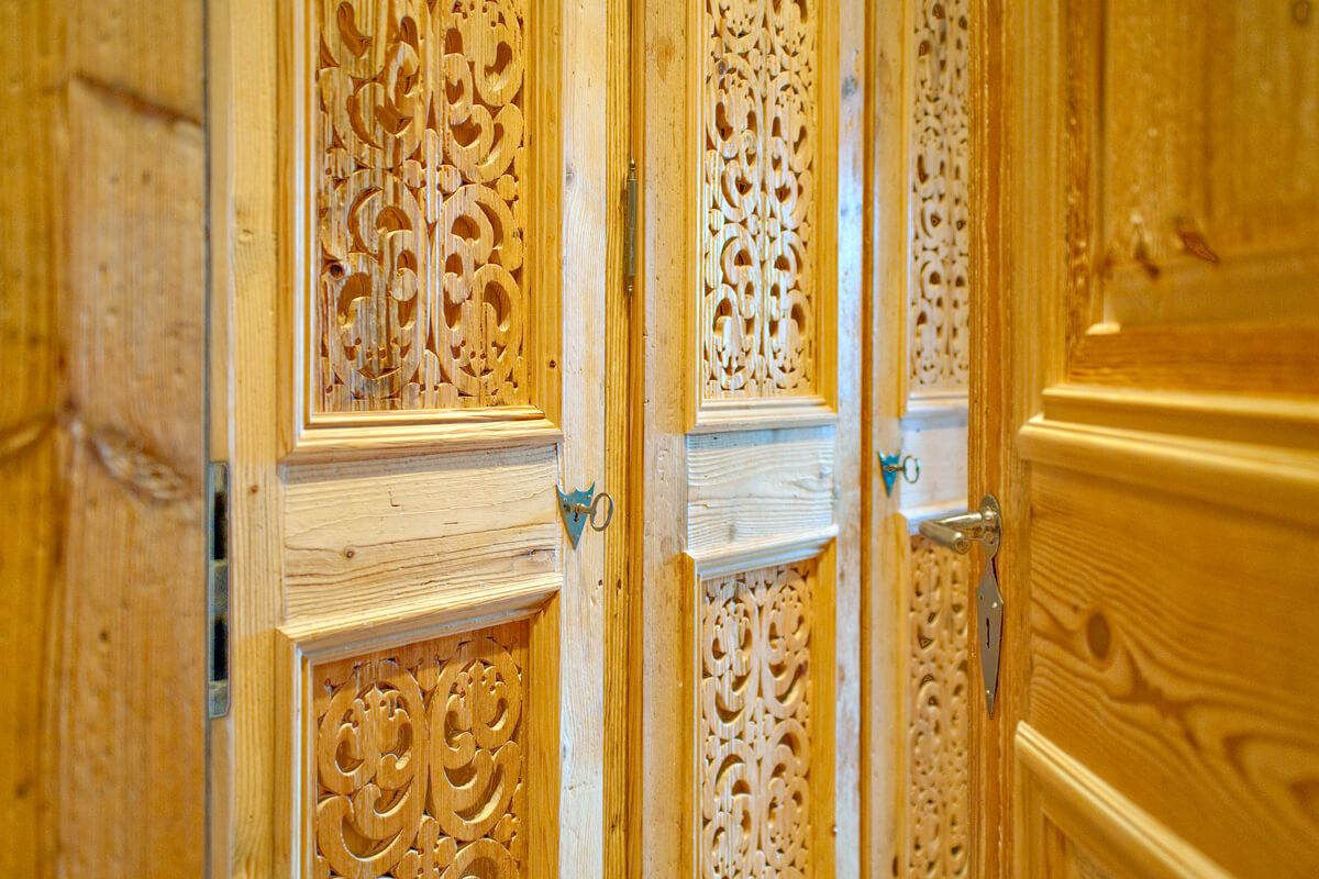 porta in legno decorata - Bruno Clalüna