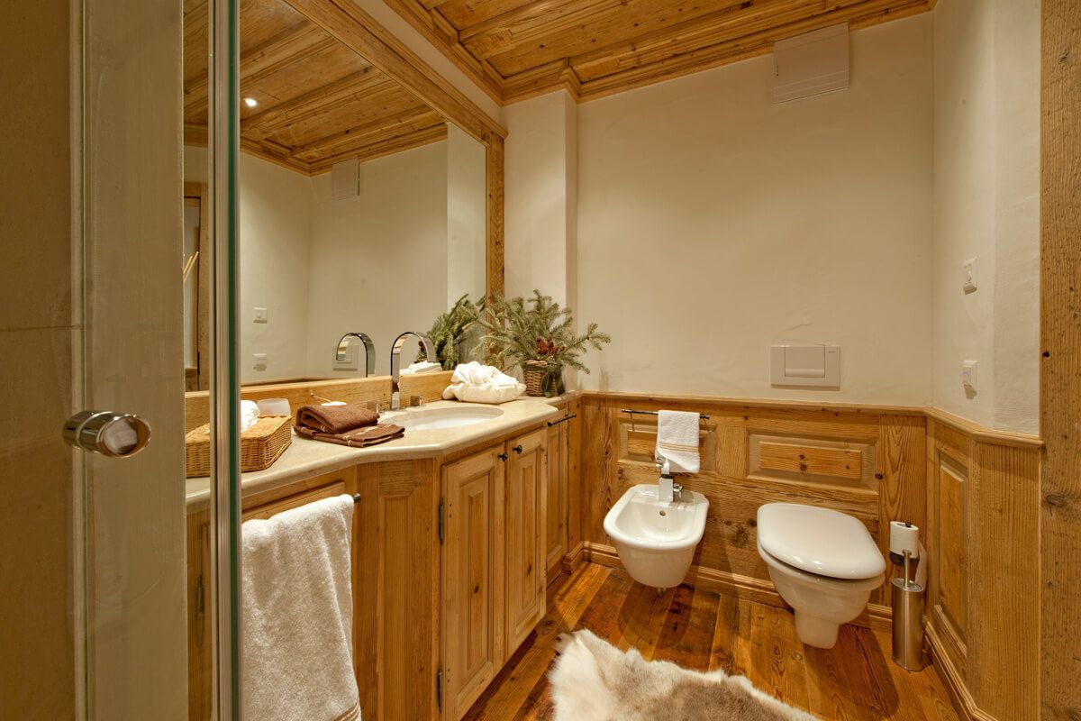 bagno con mobili e arredi di legno - Bruno Clalüna