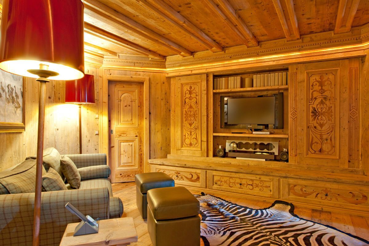 interno con arredi in legno - Bruno Clalüna