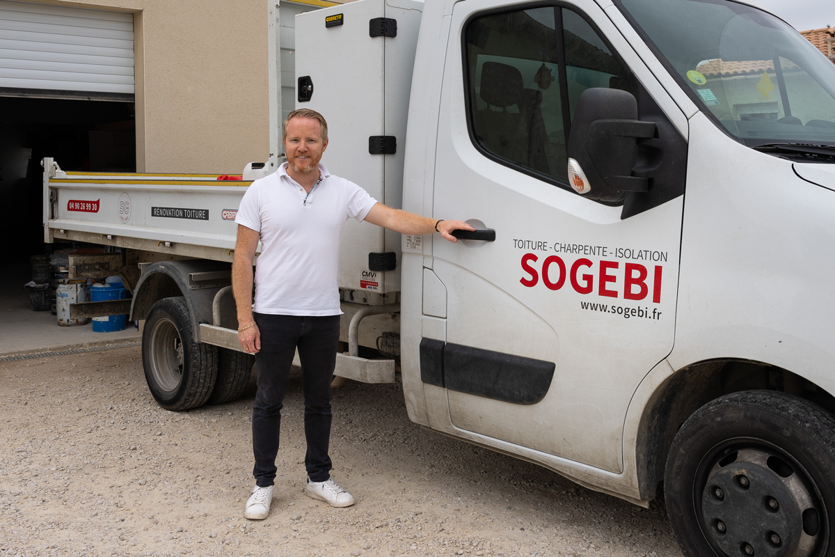 Un homme qui se tient devant un camion
