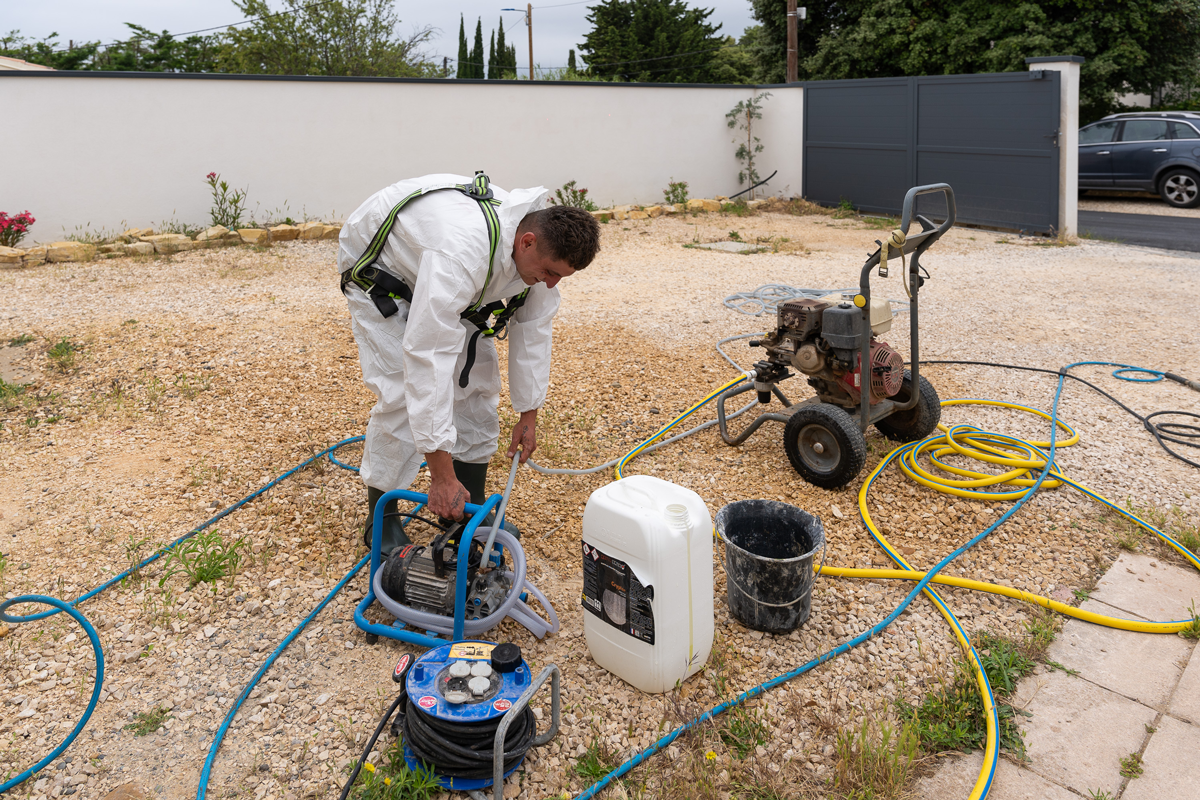 Un homme qui réalise le branchement de ses appareils de nettoyage