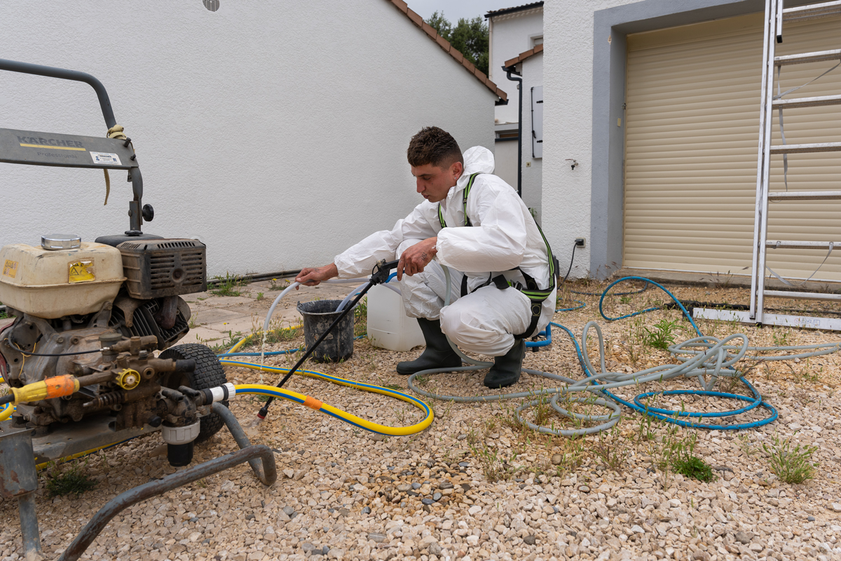 Un artisan qui prépare ses outils avant de travailler sur une toiture