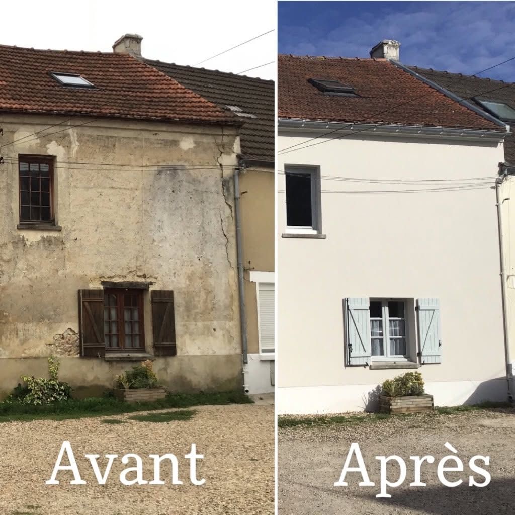 Avant et après la rénovation extérieure d’une maison : une façade beige défraîchie transformée en murs blancs impeccables.
