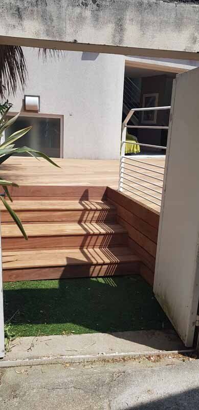 escalier en bois intégré dans terrasse