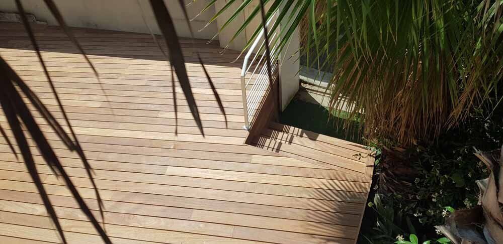 petit escalier d'accès en bois