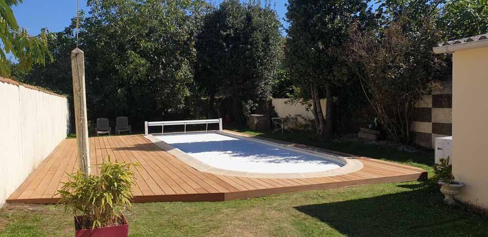 Terrasse de piscine bois clair