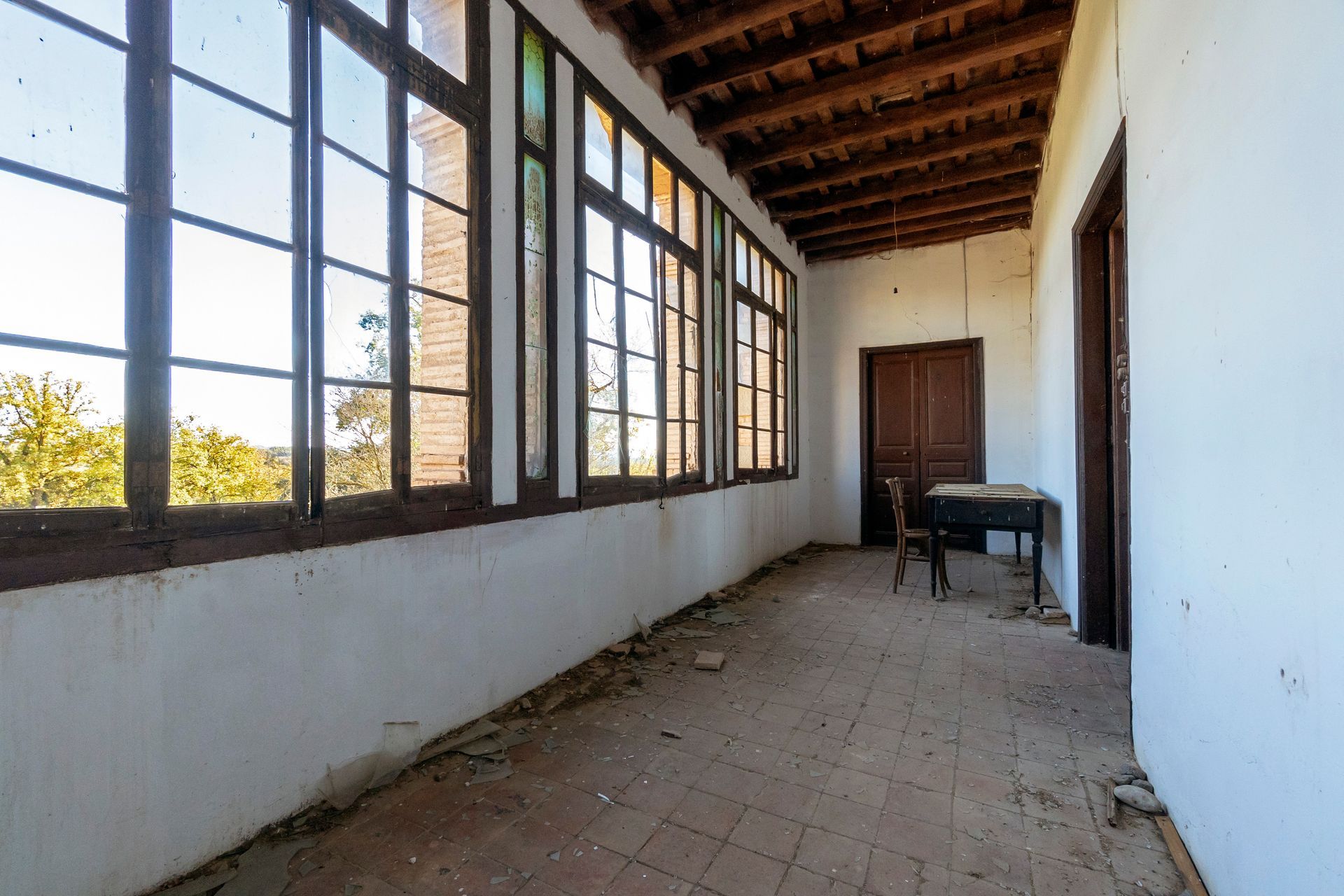 Couloir de maison abimé par le temps