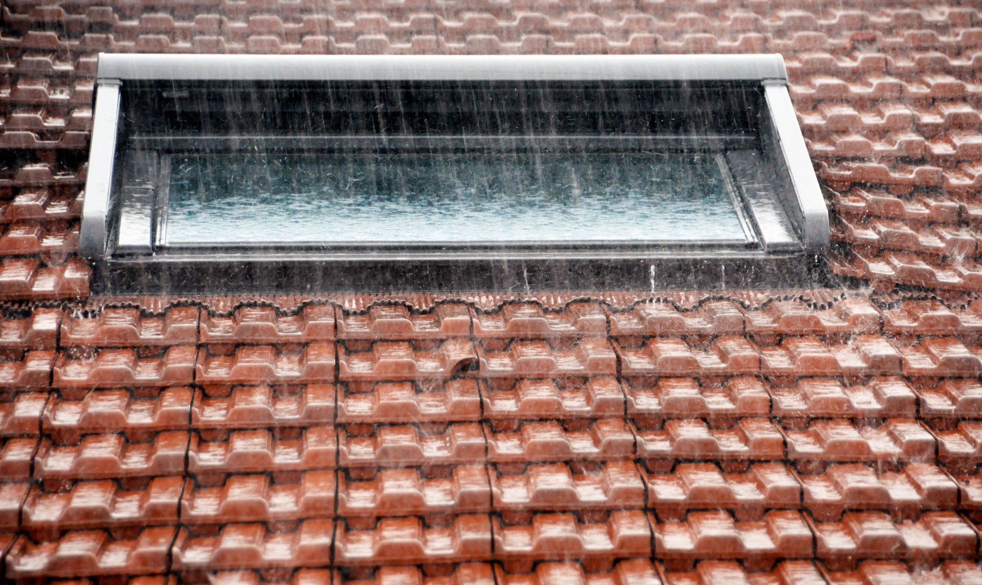 Pluie battante sur une fenêtre de toit