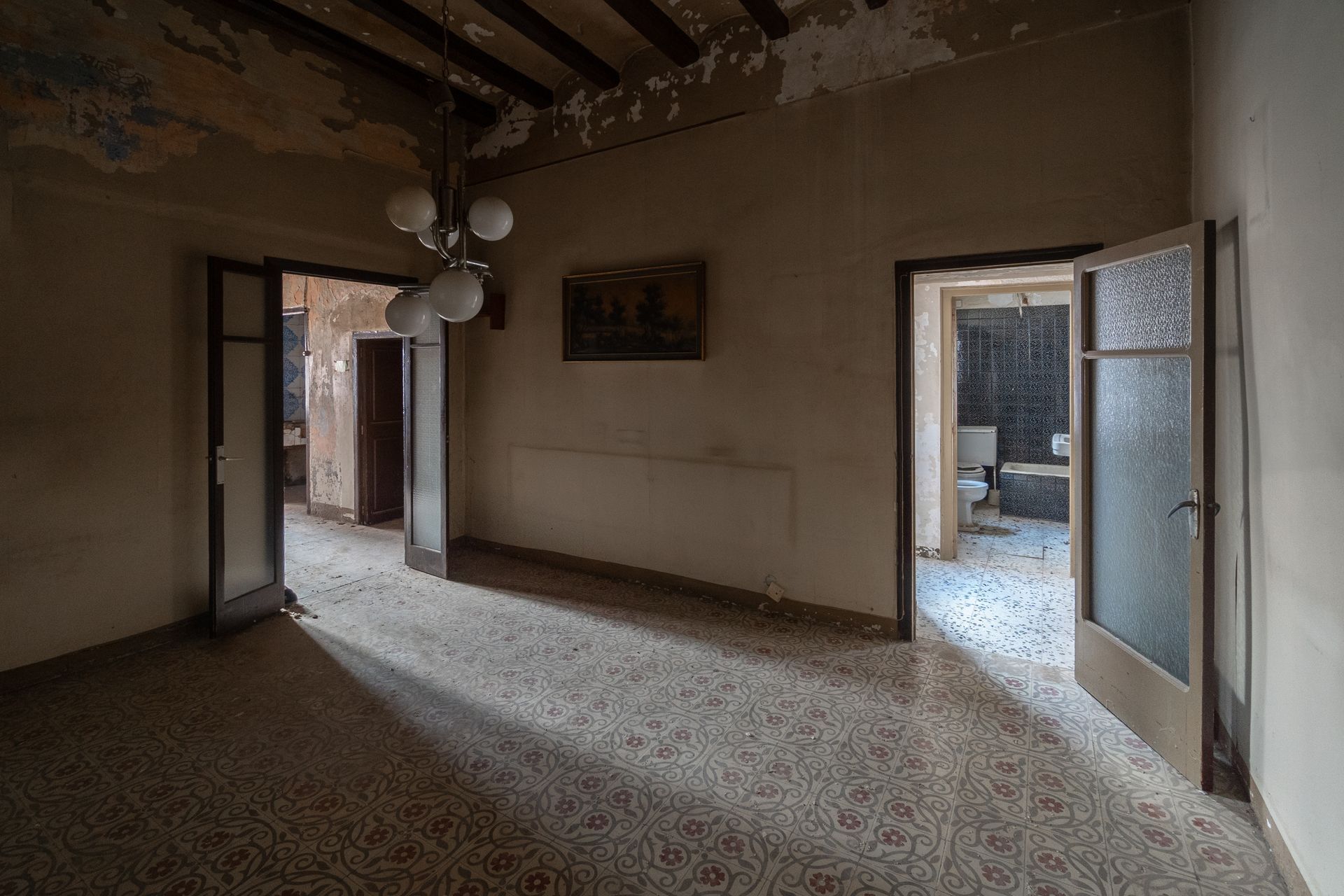 Vue d'ensemble sur un appartement abimé par le temps