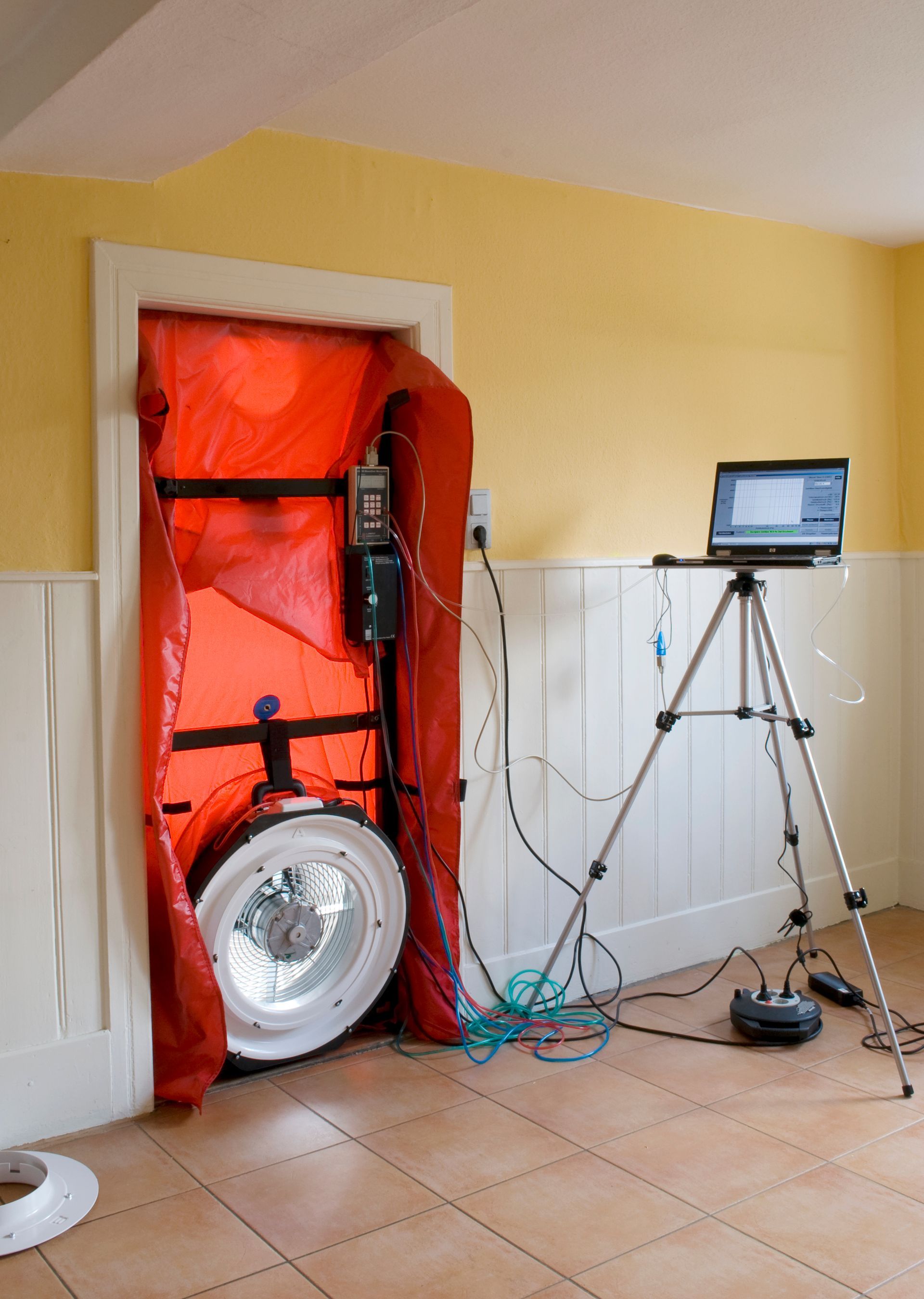 Test d'infiltrométrie dans une maison