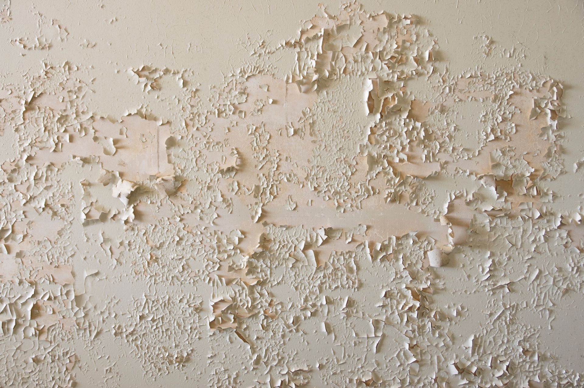 Focus sur un mur où la peinture s'écaille