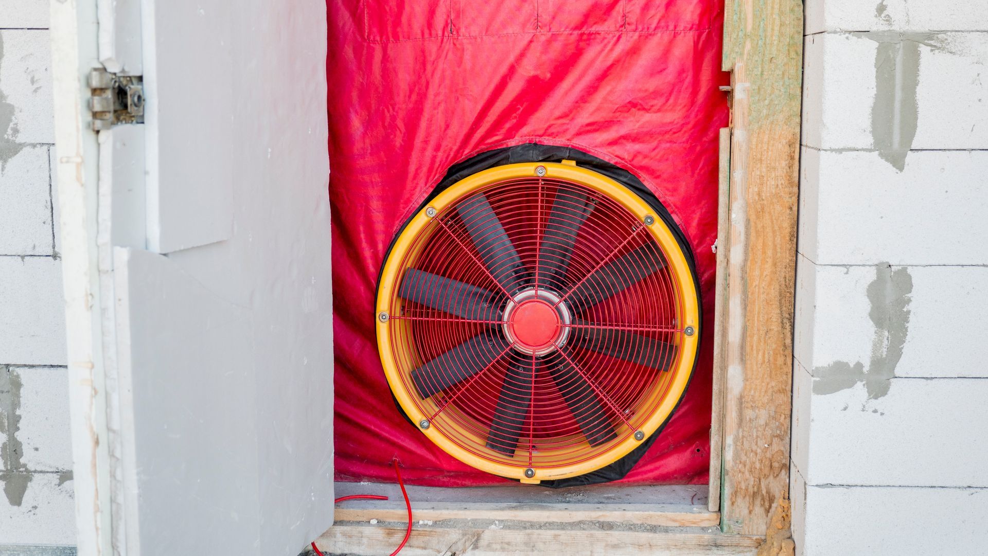 Une illustration de maison avec des flèches autour représentant l'étanchéité à l'air