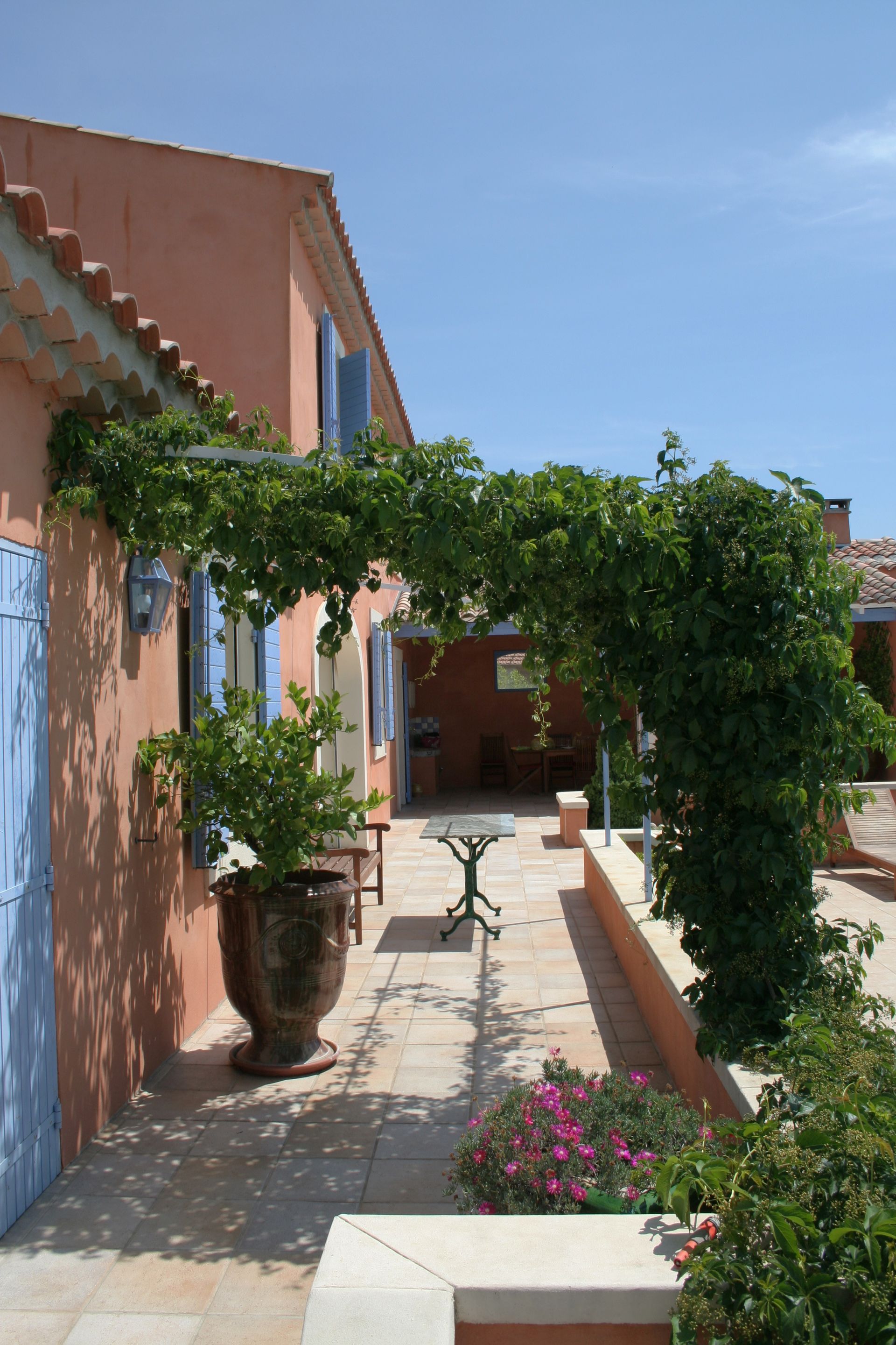 Façade et terrasse d'une maison provençale