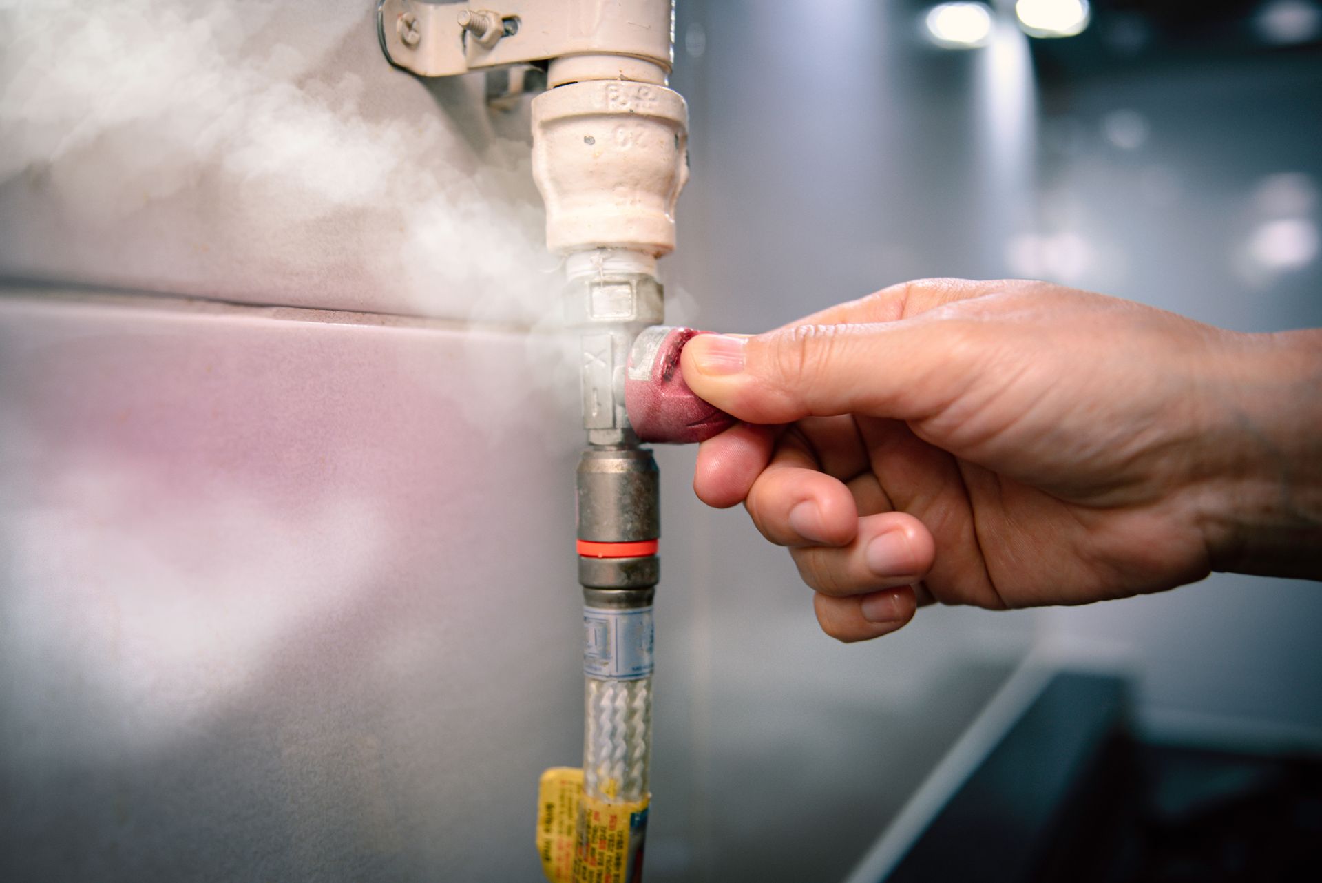 Fuite de gaz verrouillée par un homme fermant la vanne