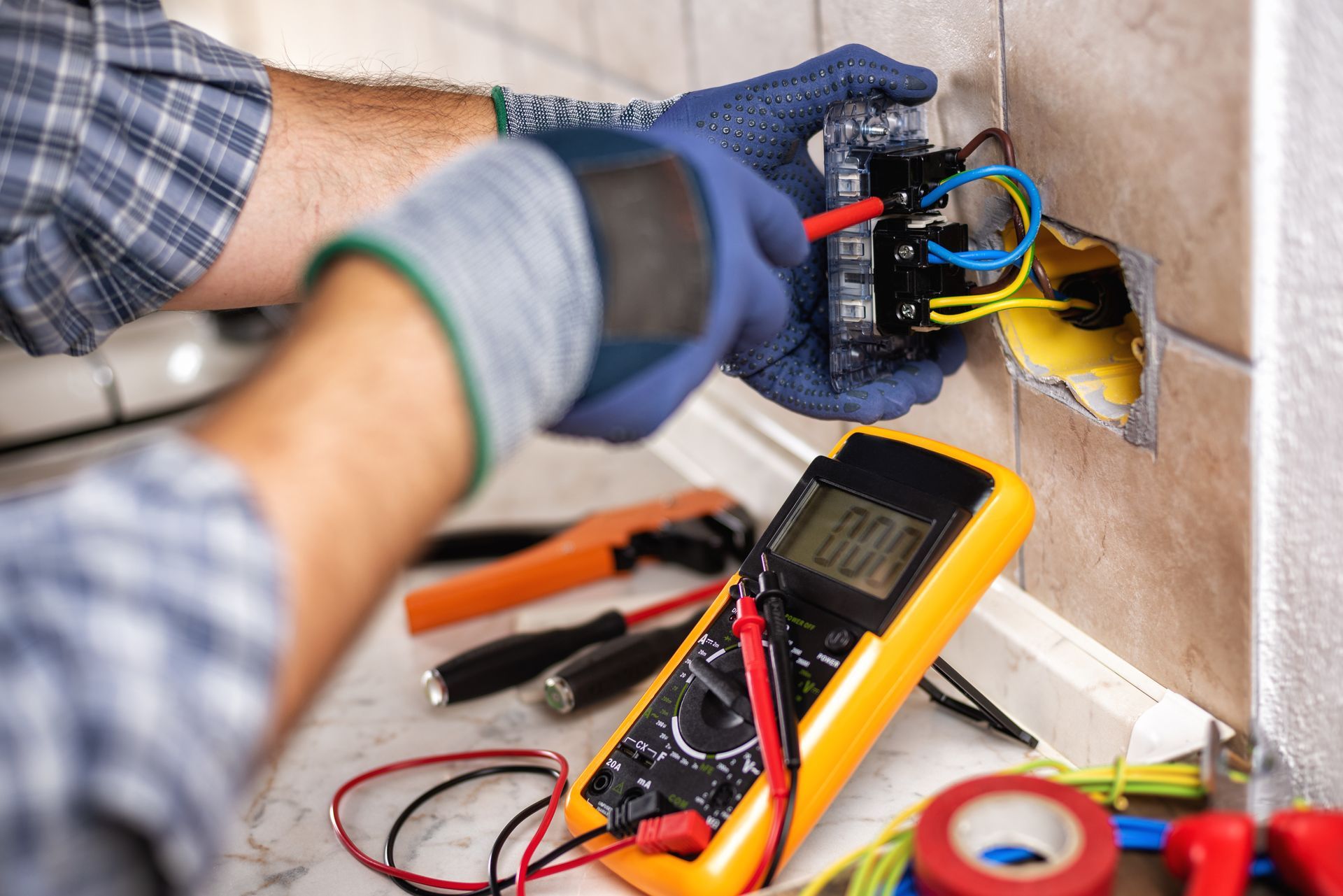 Un homme vérifiant la sécurité sur une prise d'électricité