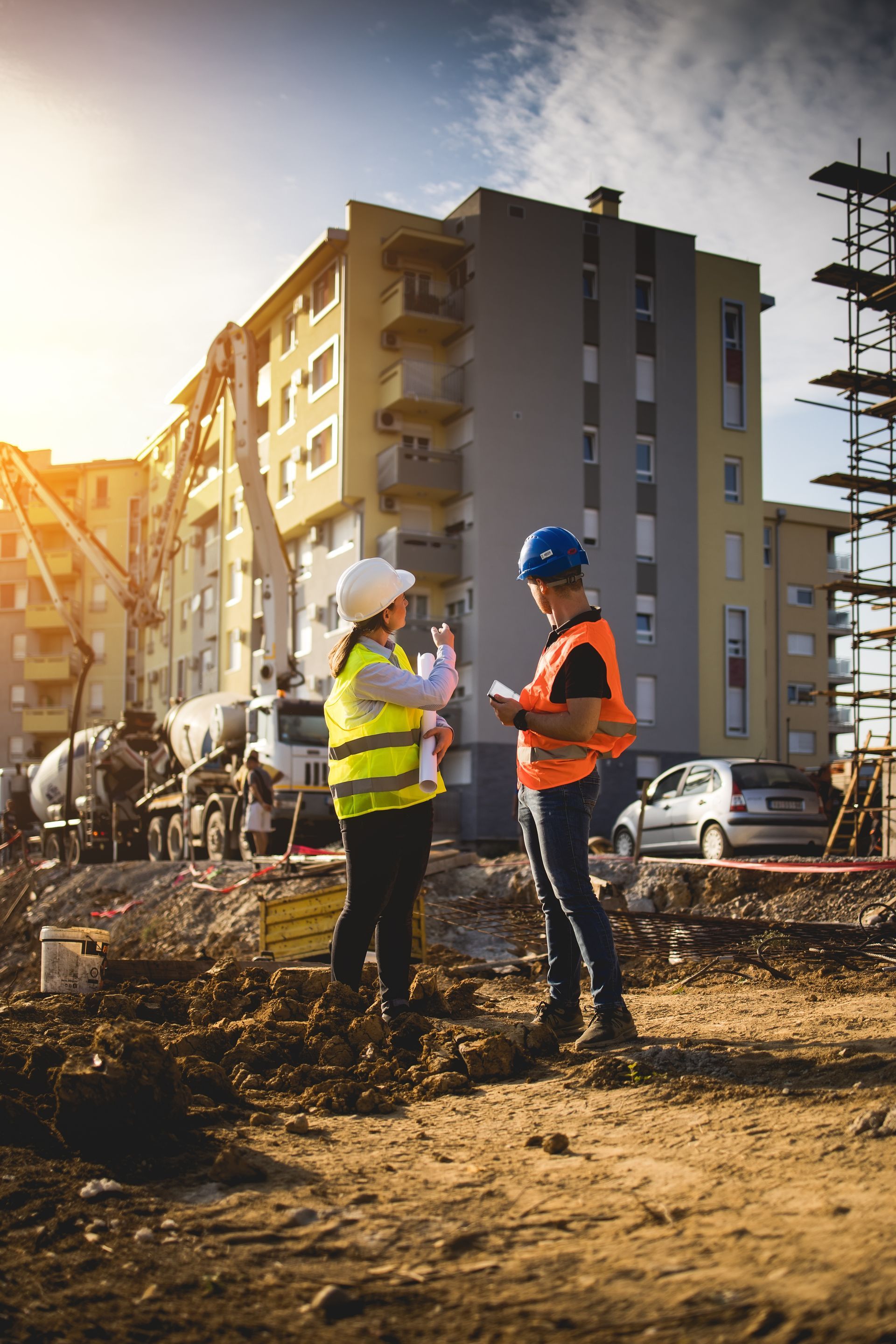 Extérieur avec des cactus et un panneau alerte feu de forêt