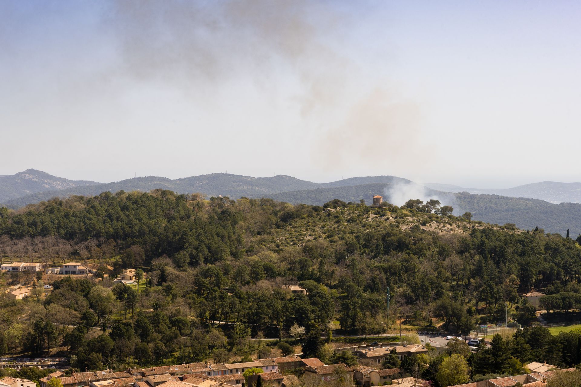 Vue d'ensemble d'un incendie dans le département du Var