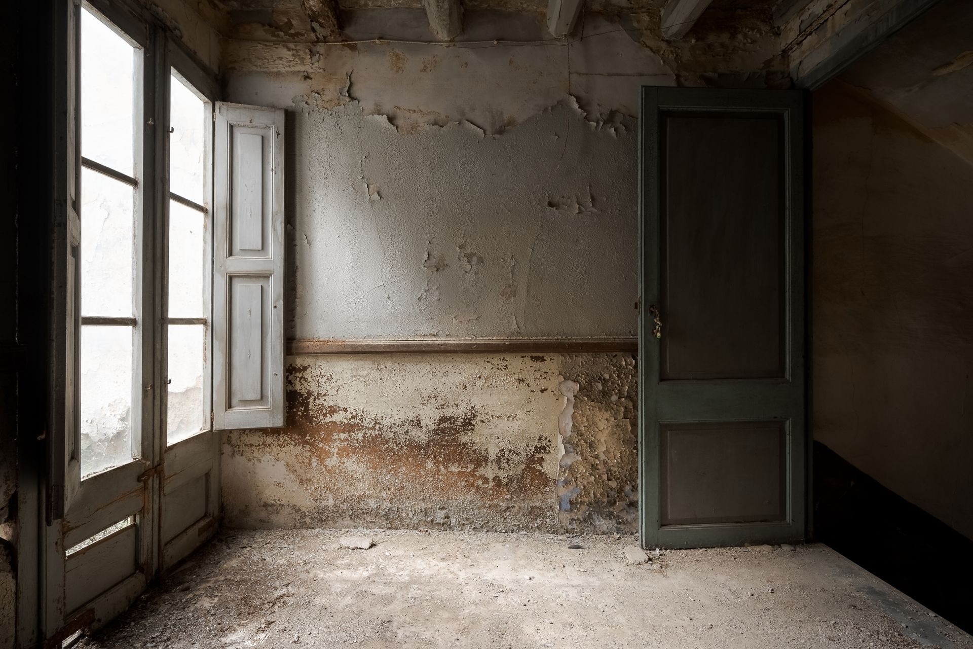 Intérieur de maison abimé par le temps