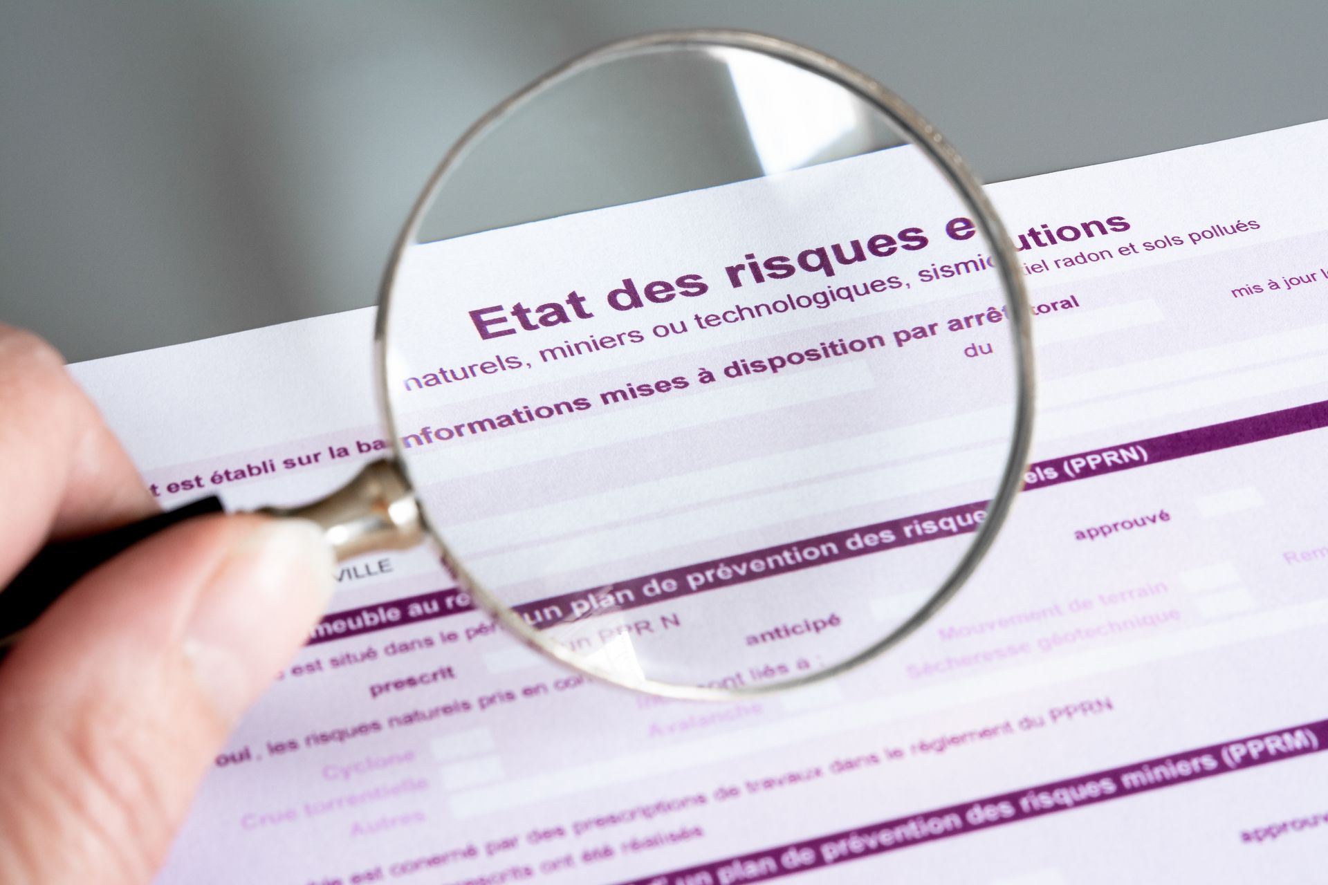 Zoom avec une loupe sur un document ERP