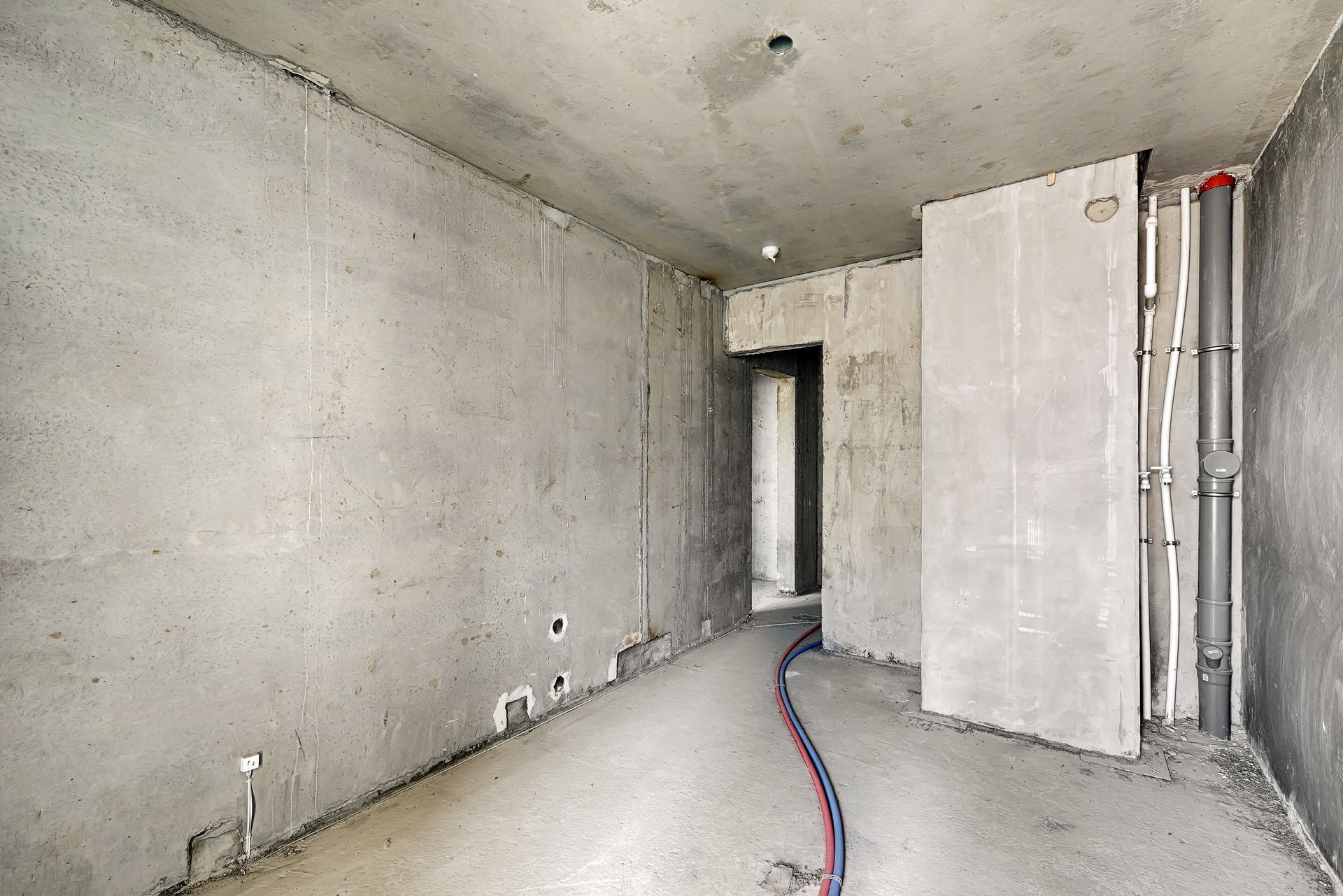 Façade de bâtiment avec des volets bleus très détériorés