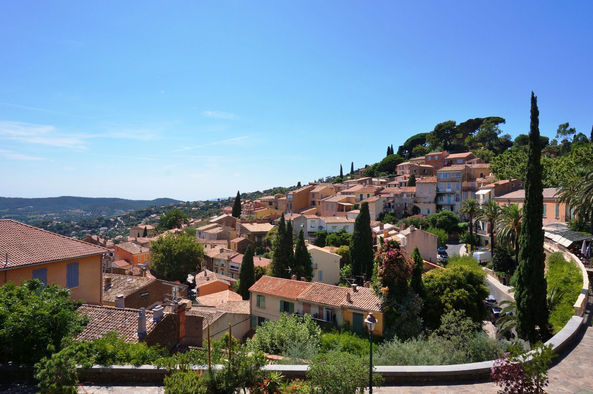 Vue d'ensemble d'un bureau avec des éléments pour représenter le DPE