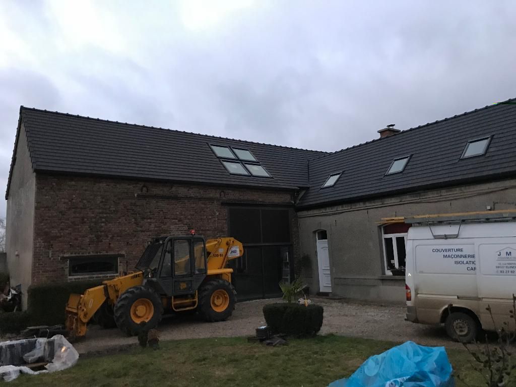 Toiture en ardoise avec fenêtre de toit