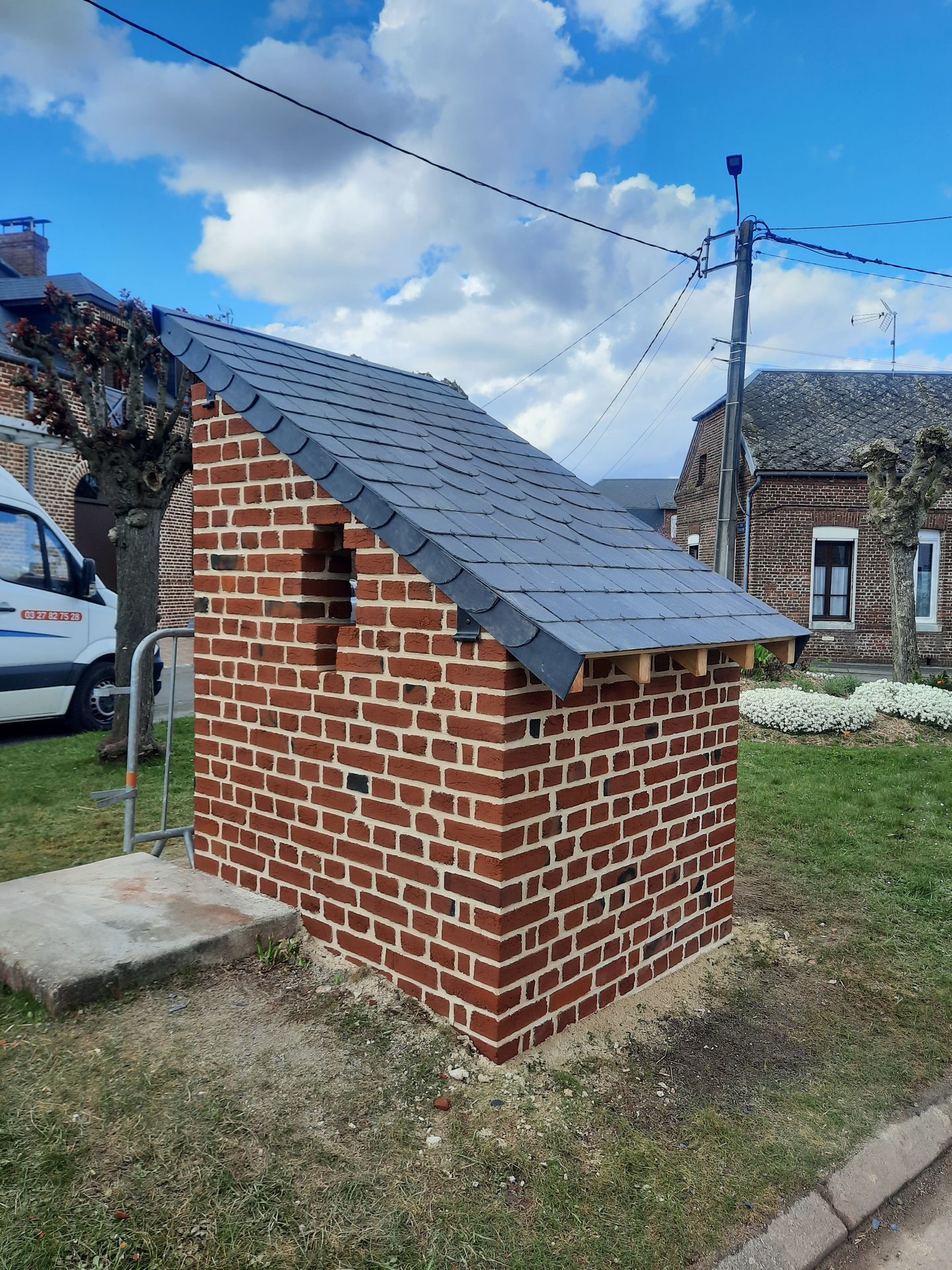 Petit bâtiment en brique et toit ardoise