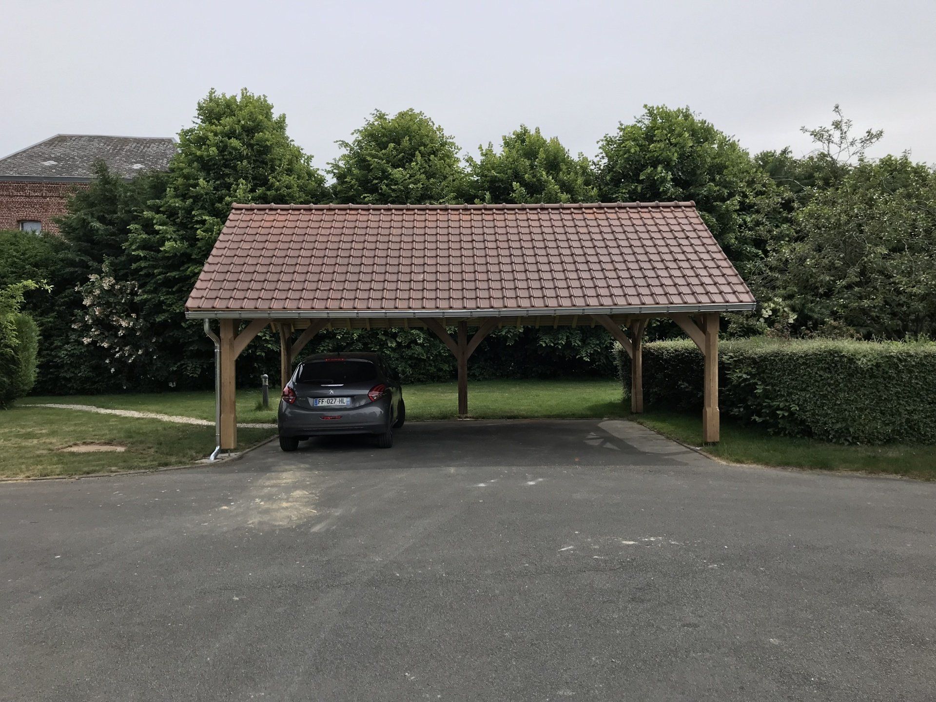 Carport ossature bois et toit en tuiles