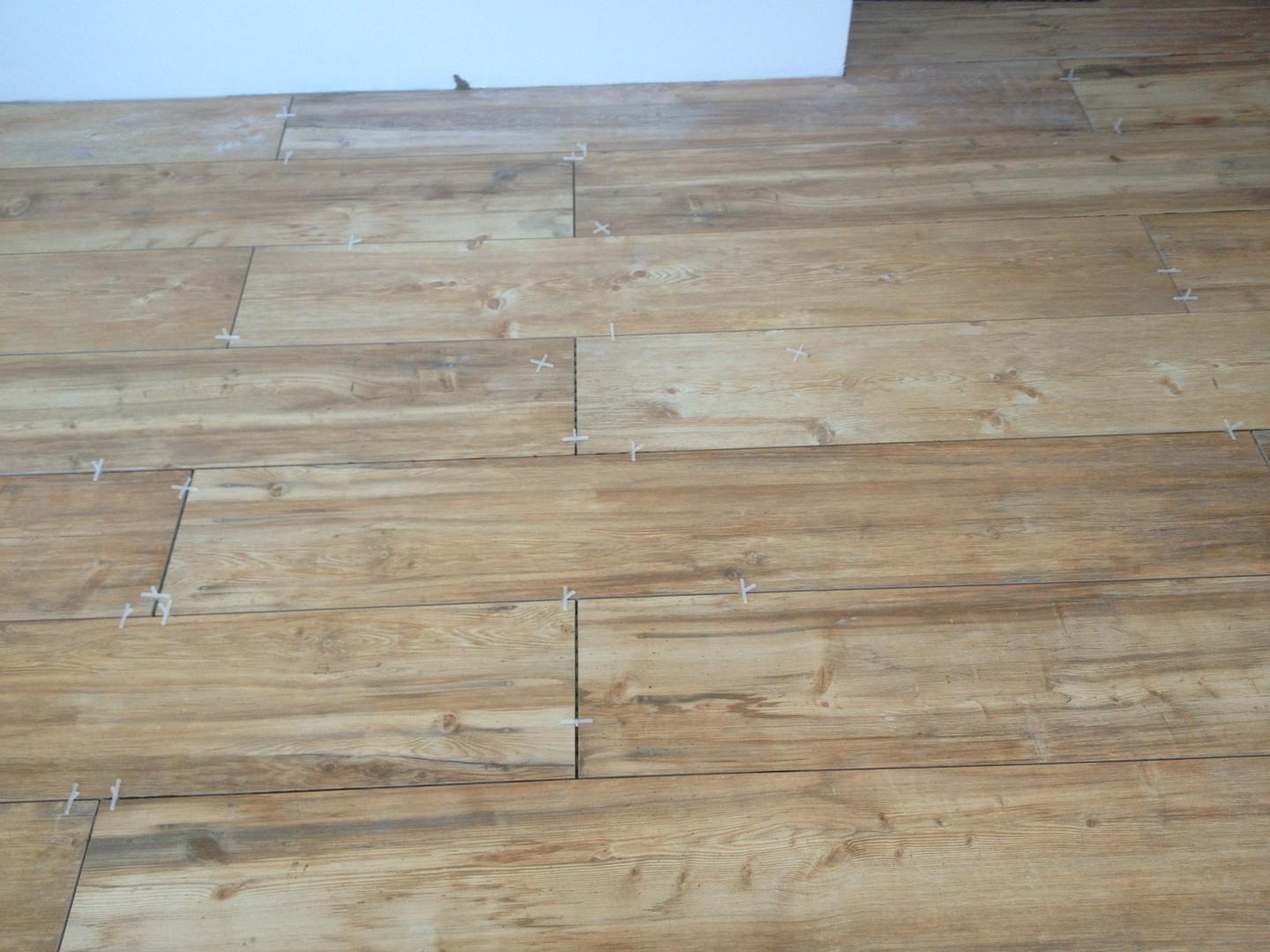 Fourniture et pose de carrelage (imitation parquet).
