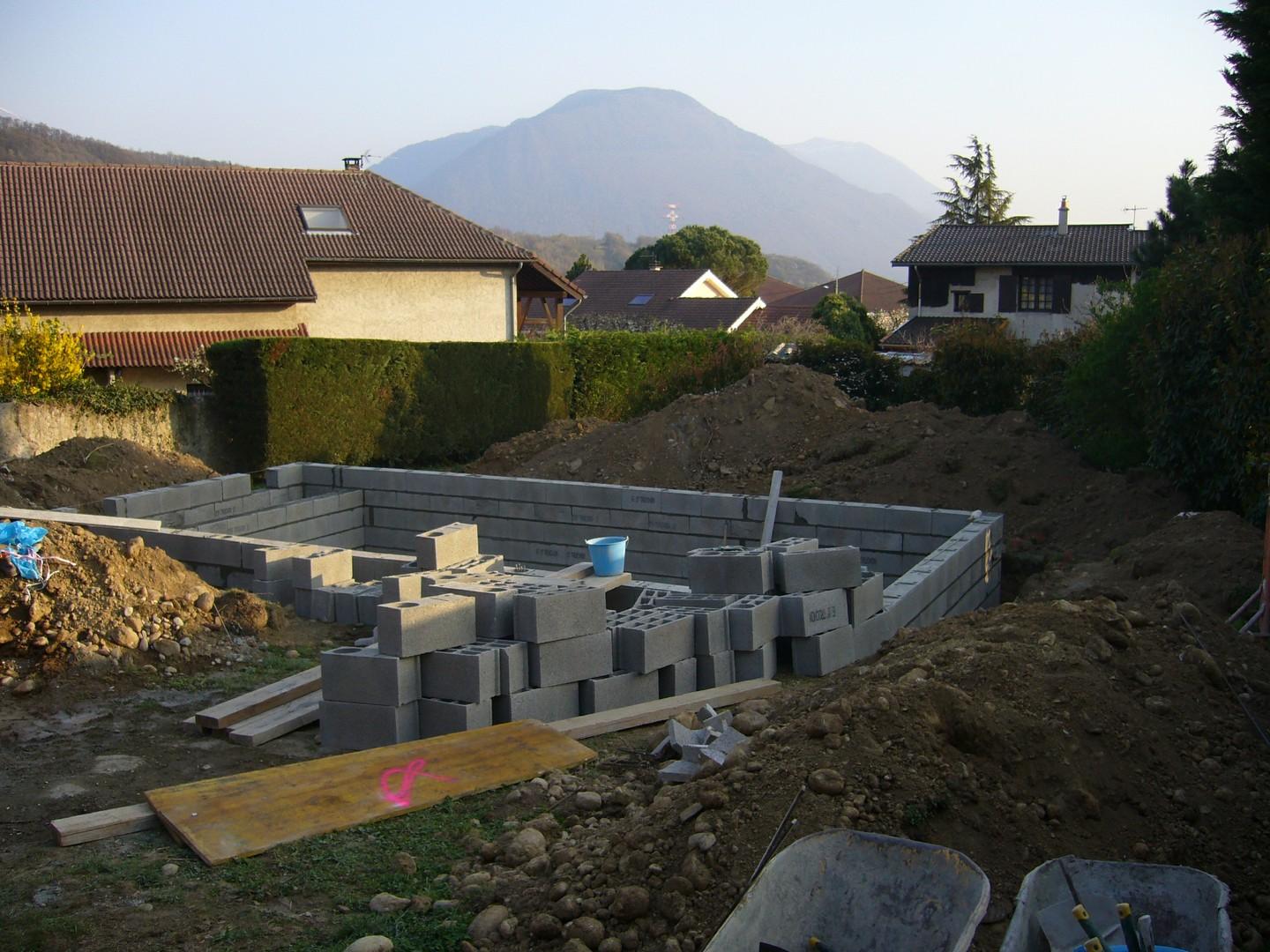 Elévation des agglos pour construction du bassin