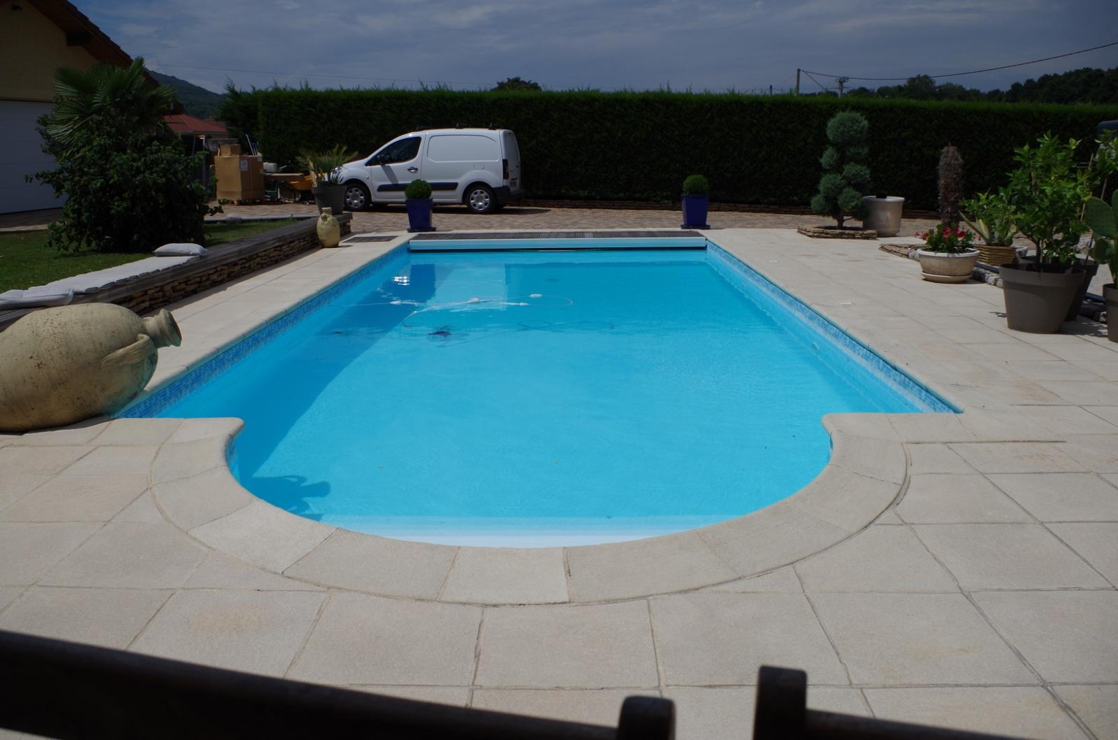 Piscine 10 x 5, escalier Roman. Pose de pavés