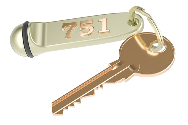 Goldener Schlüssel und Schlüsselanhänger mit der Aufschrift „751“ auf weißem Hintergrund.