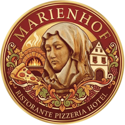 Logo für das Marienhof Ristorante Pizzeria Hotel mit einer Frau mit Kopftuch, Pizza, Ofen und Gebäude.